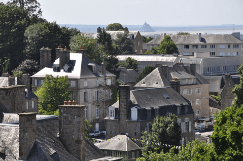 Crédit photo :  Avranches (Manche, 50) : panorama sur les toits d'ardoise, en arrière-plan le Mont Saint-Michel par Philippe Alès. (Ce fichier est sous licence Creative Commons Attribution-ShareAlike 3.0 Unported).