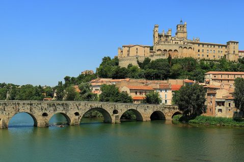 Photo de Béziers - Vue du Pont vieux et de la cathédrale depuis l'Orb par Sanchezn (Ce fichier est sous licence Creative Commons Attribution-ShareAlike 3.0 Unported).