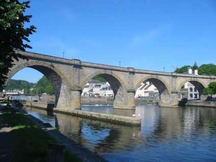 Le viaduc (1906) curviligne du Réseau Breton, chemin de fer à voie étroite, démantelé en 1967.