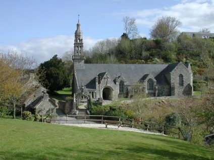 l’église Notre-Dame, monument historique, surplombe la ville.